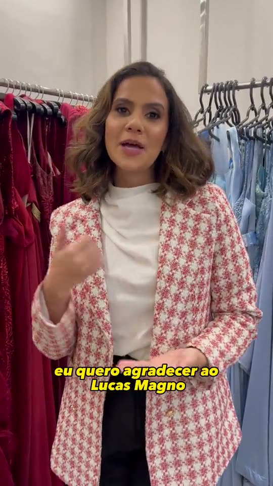 Thais, lojista de moda, gravando depoimento