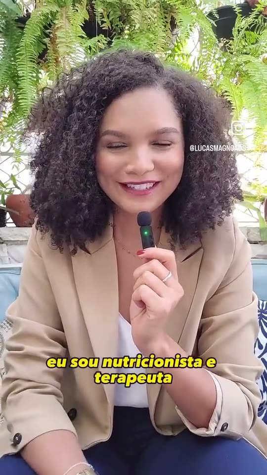 Ana Flora, nutricionista e terapeuta, gravando depoimento